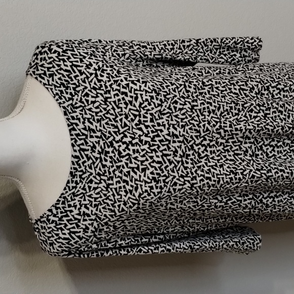 J. Jill Top Missy Medium Black and White Print Long Top with pockets Stretch - Picture 2 of 10